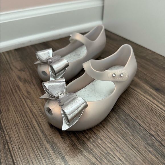 Mini Melissa Silver Dress Shoes with Bow - Picture 2 of 6